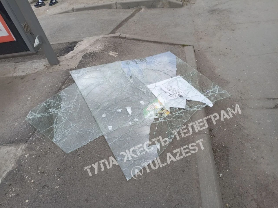 Ну улице Калинина в Туле неизвестные разбили остановку общественного транспорта. Фото: "Тула Жесть".