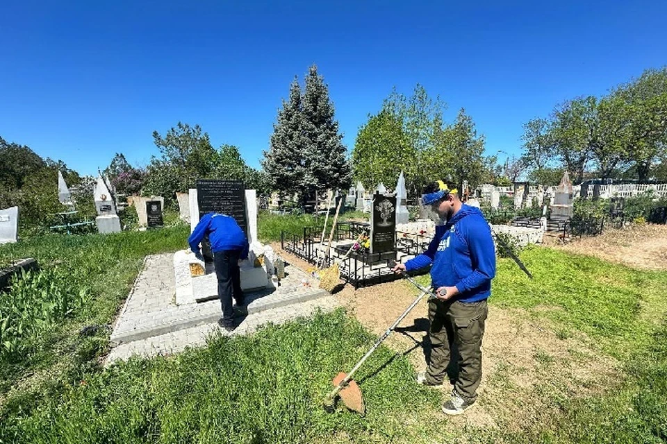 В Токмаке Запорожской области благоустроили братскую могилу летчиков воинских частей восьмой воздушной армии. ФОТО: администрация Токмакского округа