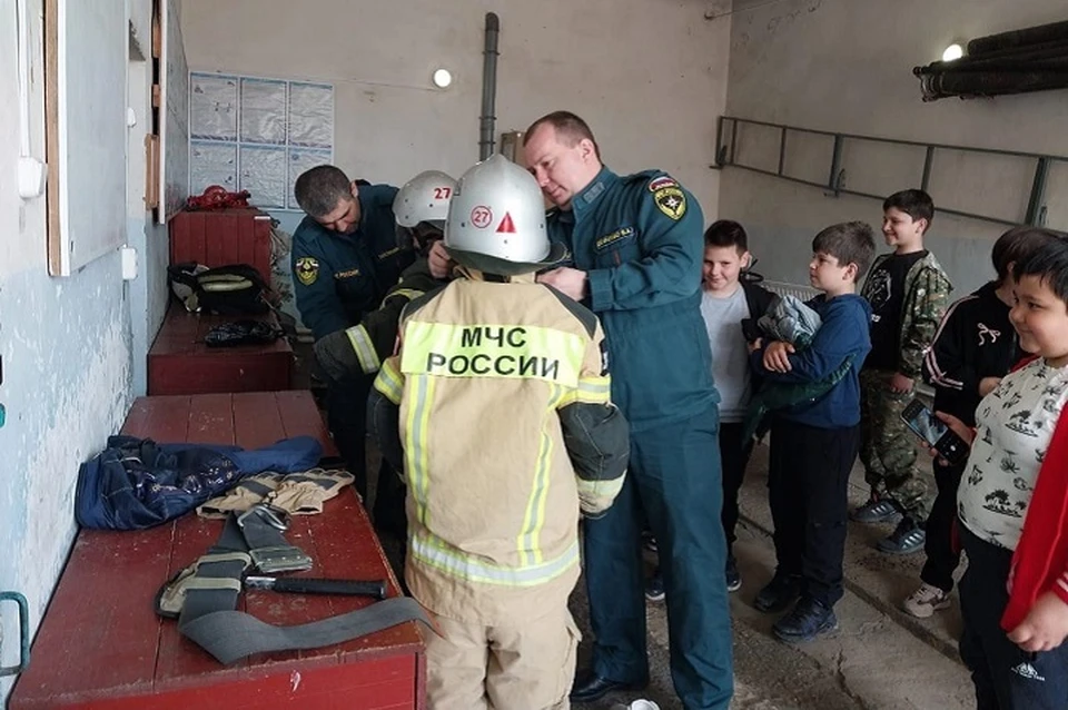 Ребятам показали технику и аварийно-спасательный инструмент,а также дали посидеть в кабинах пожарных автомобилей. Фото: минсоц СК
