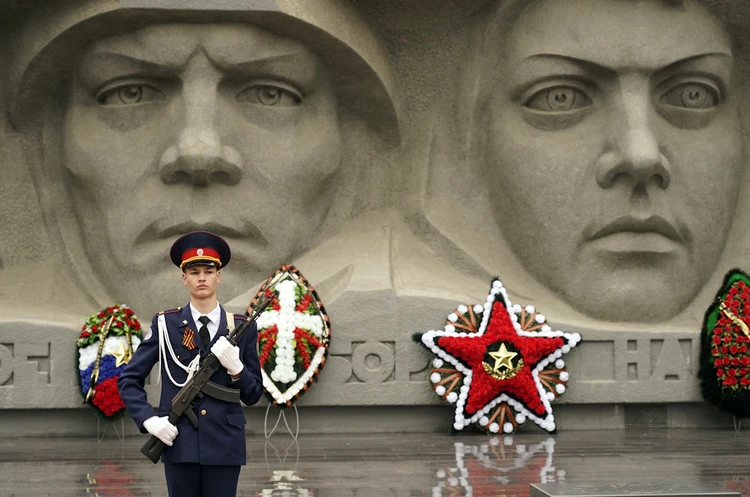 Поклонимся великим тем годам!