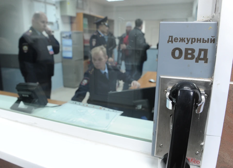 В настоящее время сотрудники полиции проводят внутреннюю проверку