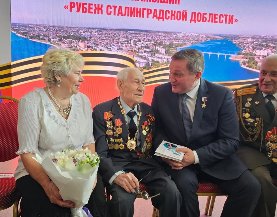 Павел Андреев удостоен звания «Почетный гражданин». Фото: администрация ВО.