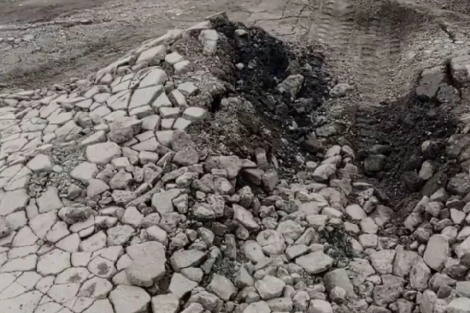 Жители обвиняют во всем большегрузы. Фото: стоп-кадр из видео читателя.
