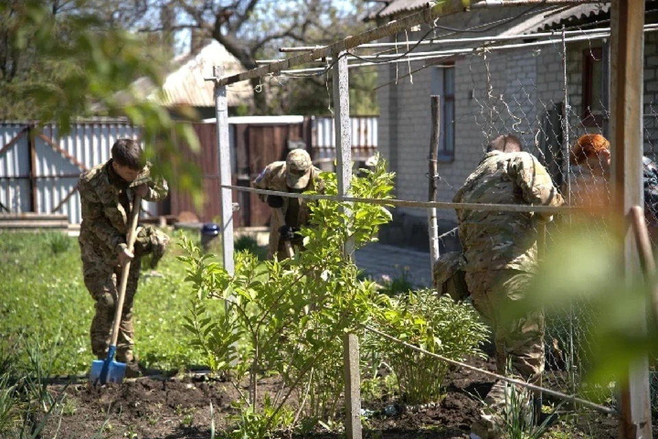 Около 30 волонтеров две недели трудились в Донецкой Народной Республике. Фото: Молодежка Народного фронта