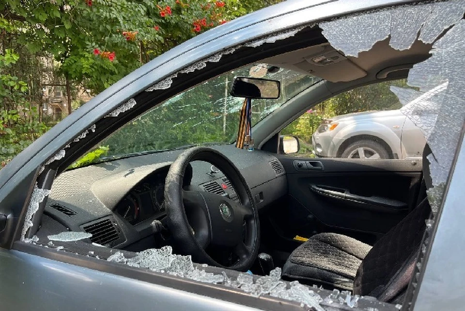 В результате атаки был полностью уничтожен легковой автомобиль, а осколки от ракеты повредили дорогу (архивное фото)