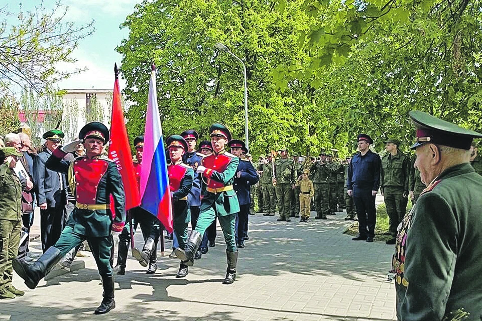 Молодежь проводит акцию «Парад под окнами ветерана».