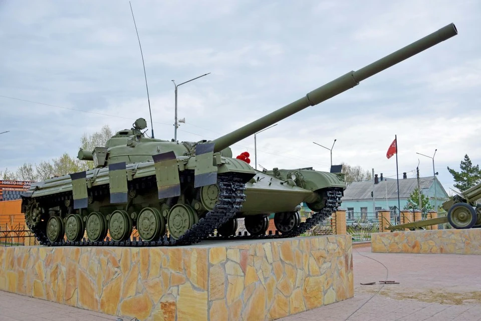 Новый экспонат обновил мемориальный комплекс, дополнив его танком Т-34 и гаубицей Д-1. Фото: правительство Новосибирской области.