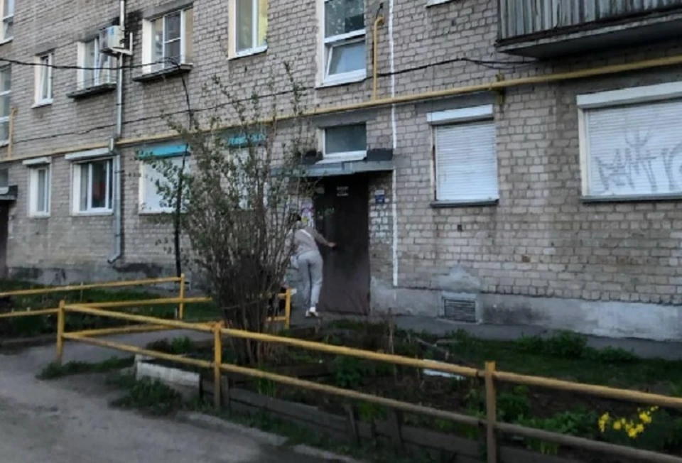 Прохожие успели заснять молодую мать. Фото: паблик "Инцидент Каменск-Уральский"