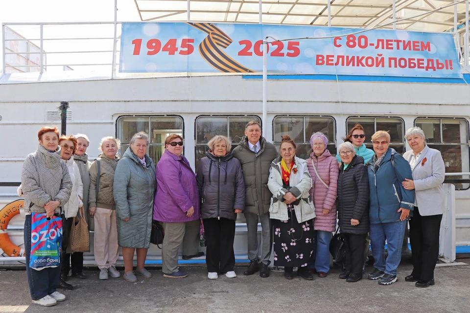 Костромские ветераны приняли поздравление с 80-летием Победы на борту теплохода «Иван Михайлов»