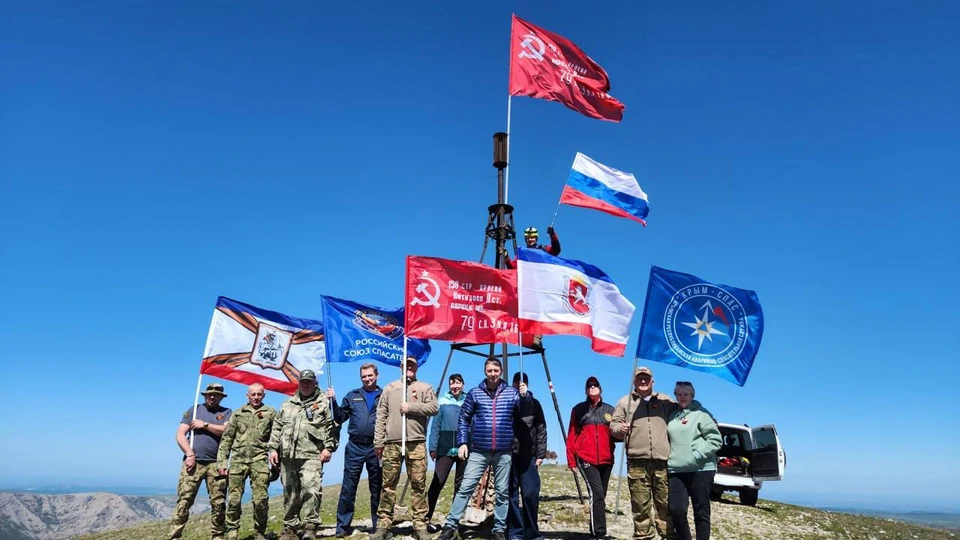 Крымские спасатели водрузили Знамя Победы на вершине горы Северная Демерджи. Фото: МЧС РК