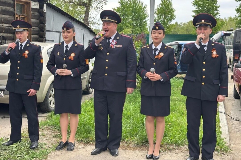 Сегодня ветеранов поздравляли артисты вокальной студии «Сибирия» и вокального ансамбля «Виват» Барнаульского юридического института МВД России,