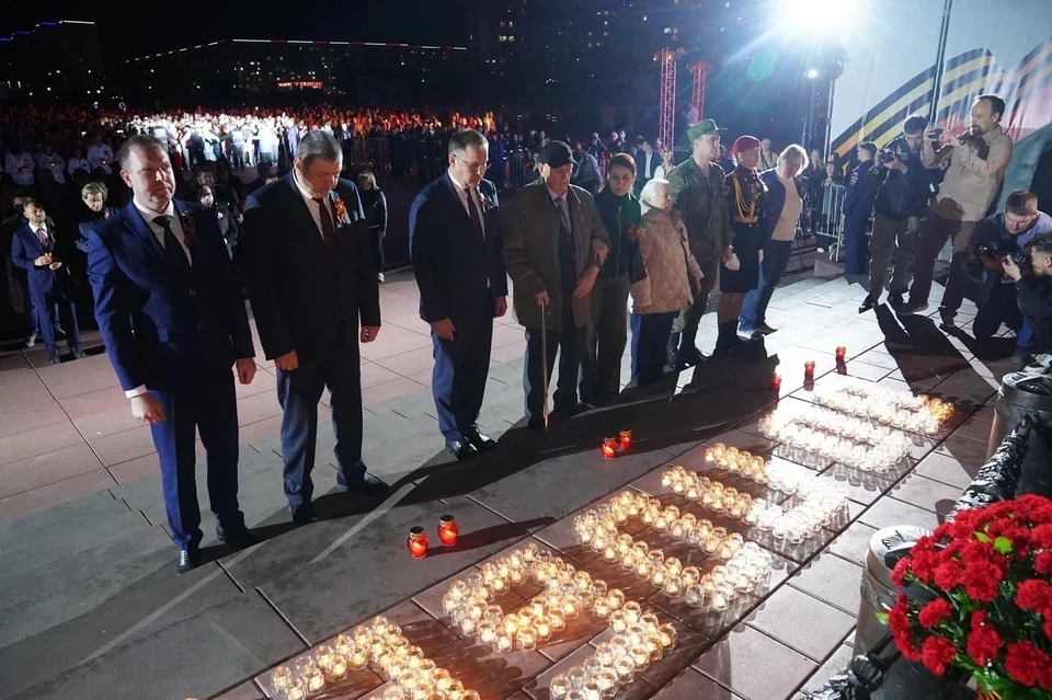 В Кемерове тысячи жителей собрались у мемориала «Воину-освободителю», где в память о защитниках Родины зажгли 4,5 тысячи свечей. Фото: ТГ/Приходько