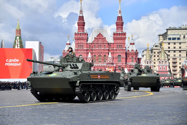 Россия празднует День Победы: Прямая онлайн-трансляция
