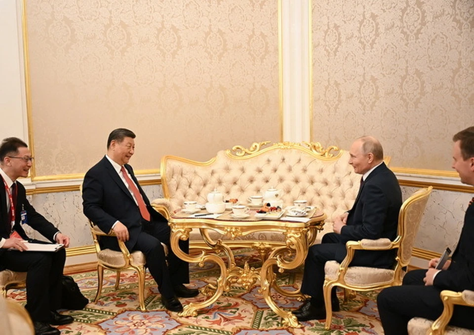 Путин и Си Цзиньпин побеседовали за чашкой чая. Фото: МИД КНР.