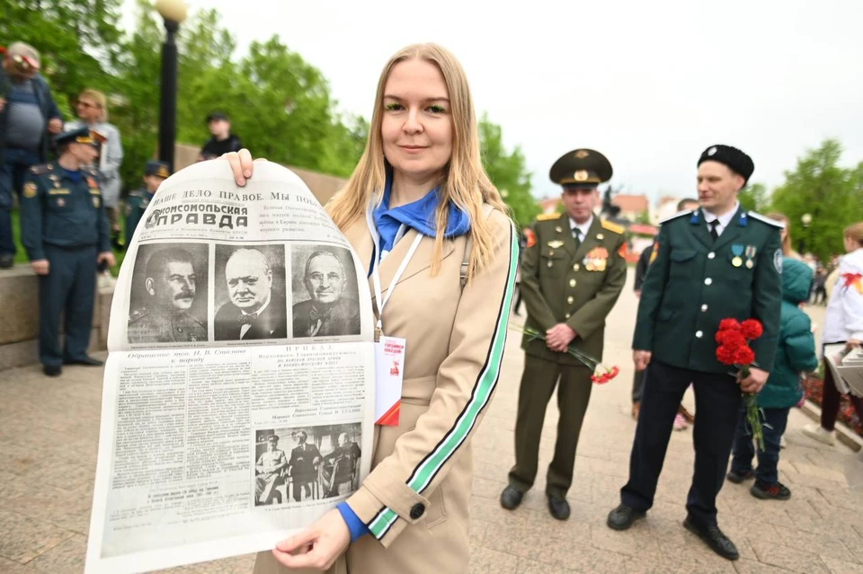 Репринт победного номера 1945 года держит в руках редактор "Комсомольской правды - Челябинск" Ирина Фадюшина