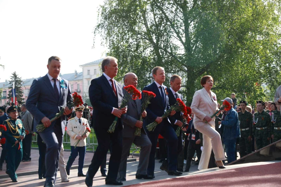 Виктор Томенко во время возложения цветов 9 мая