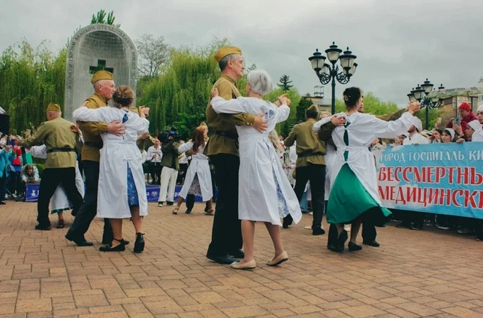 А потом все станцевали фронтовой вальс. Фото: пресс-службы администрации курорта.