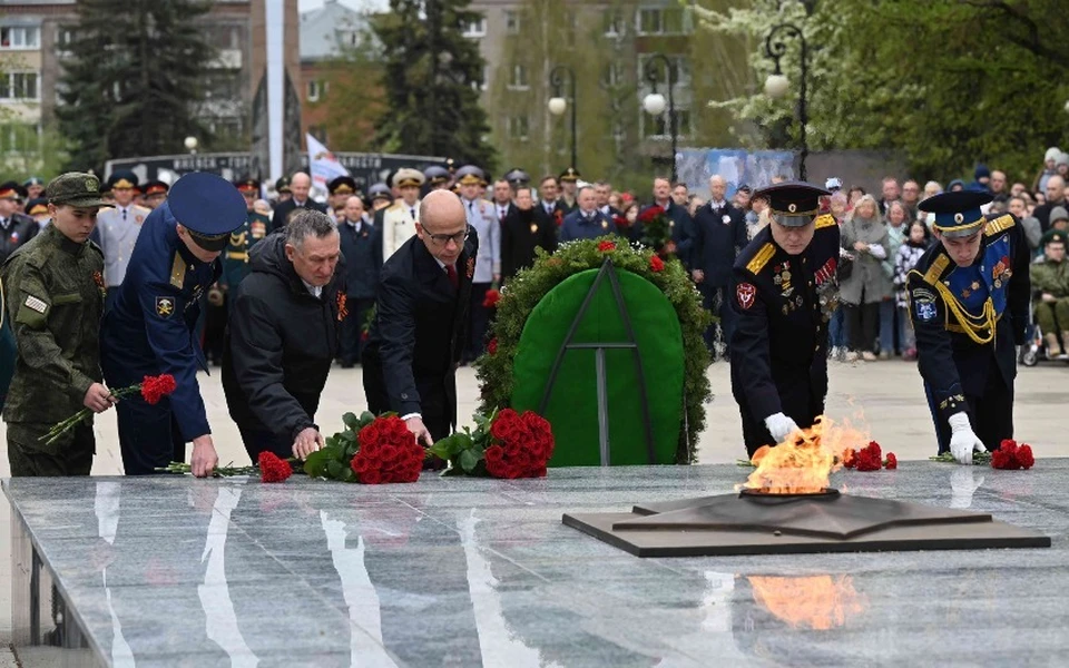 Возложение цветов у мемориала собрало множество горожан. Фото: пресс-служба главы Удмуртии