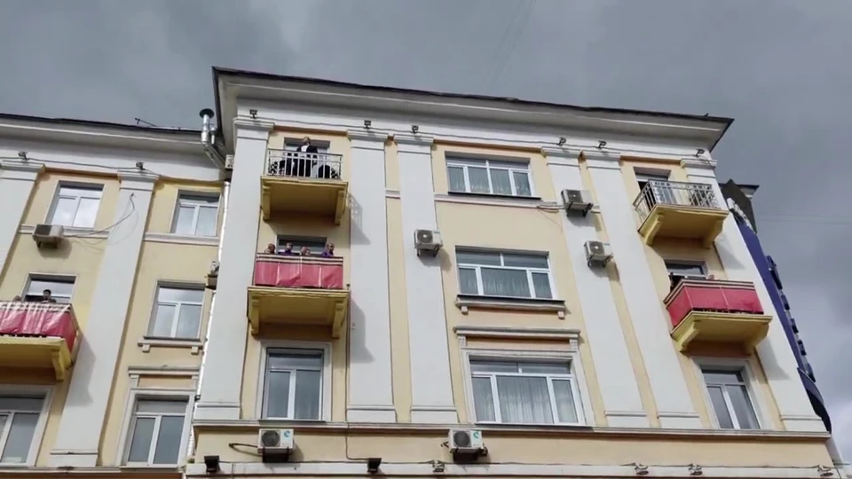 Ульяновцы спели с балконов гостиницы «Волга» песню «Вперёд, Россия!» | ФОТО: скриншот с видео