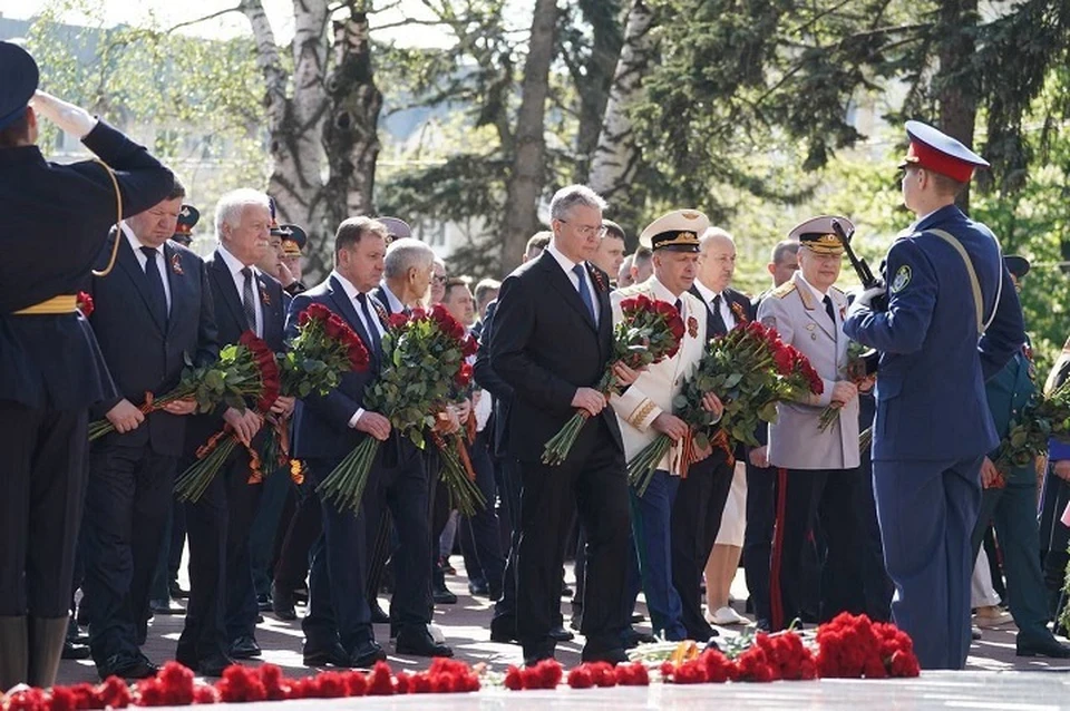 С утра 9 мая цветы к Вечному огню у мемориала Вечная Слава в Ставрополе. Фото: пресс-службы губернатора СК