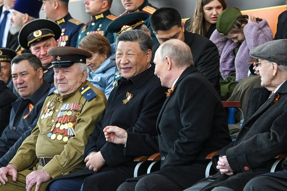 Путин переговаривался с Си Цзиньпином на трибуне на параде Победы