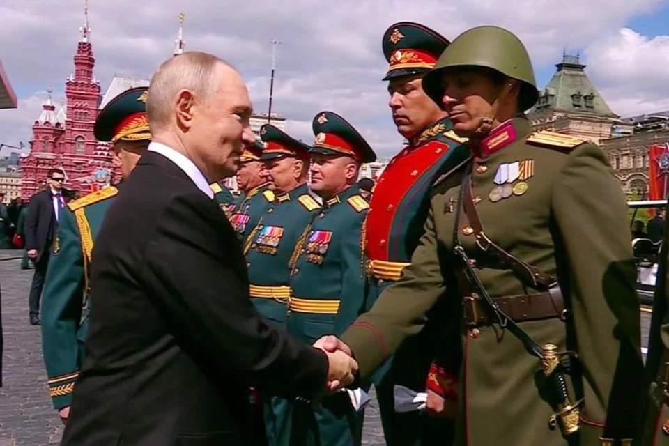 Путин пообщался с командирами расчетов после парада на Красной площади