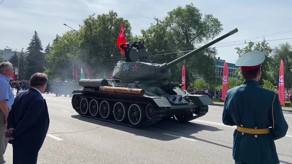 В Новокузнецке танк Т-34 не принял участие в параде из-за поломки на самом старте. Фото: телеканал «Десятка»