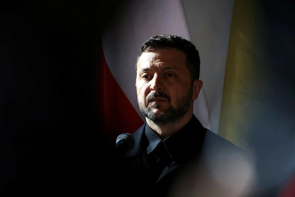 Красная звезда и ракета с надписью «Слава России»: россияне засыпали Зеленского «поздравлениями» с Днем Победы