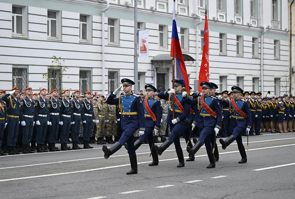 Открыла парад знаменная группа с флагом России и Знаменем Победы.