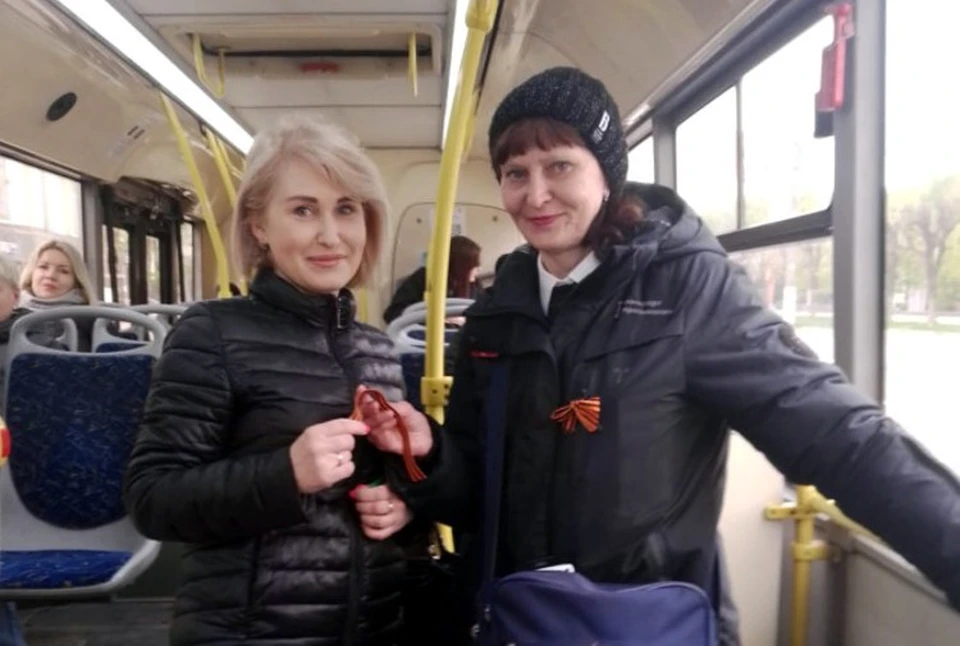 В автобусах раздают георгиевские ленточки. Фото: "Транспорт Верхневолжья"