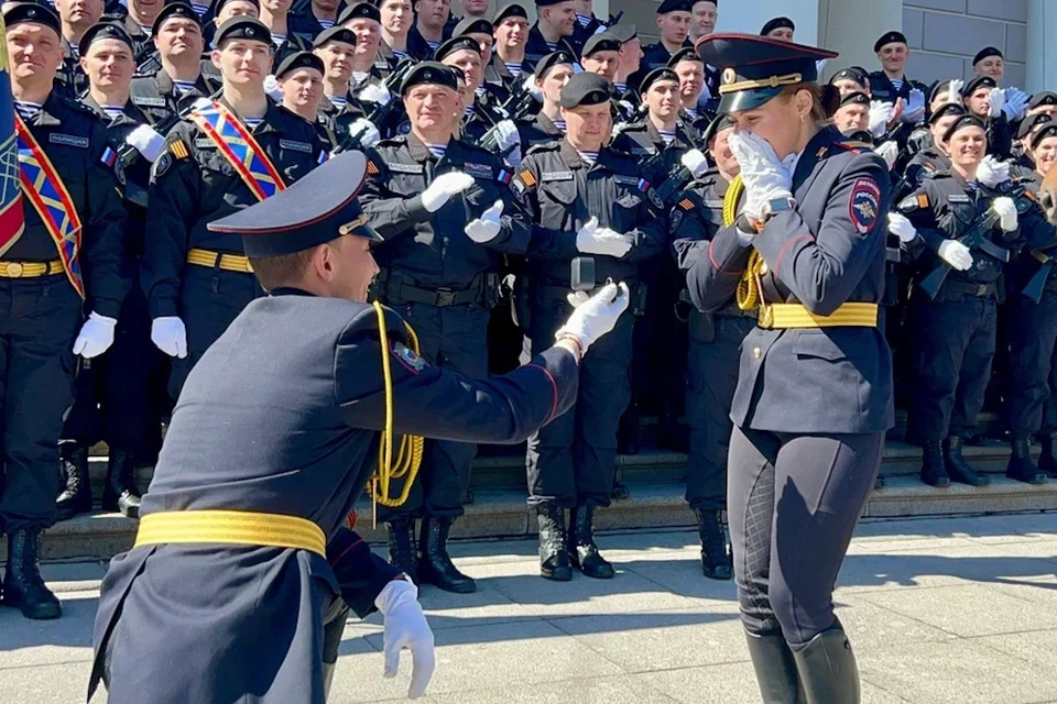 Полицейский сделал предложение своей коллеги на Дне Победы в Петербурге. Фото: пресс-служба ГУ МВД России по СПб и Ло