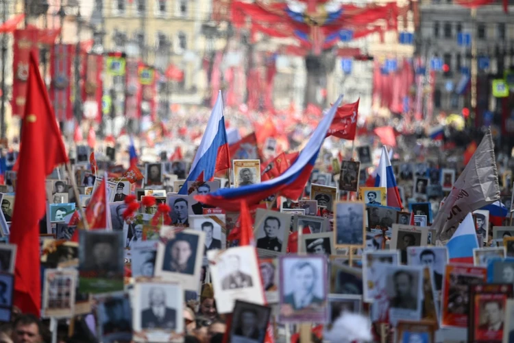 Слезы радости, песни военных лет и крики «Ленинград!»: Как прошел Бессмертный полк в Петербурге в годовщину 80-летия Победы