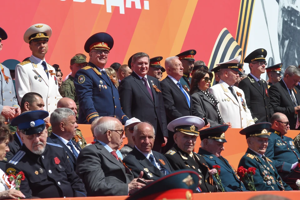 Самые почетные места достались ветеранам, губернатору и мэру, депутатам, силовикам, сенаторам.