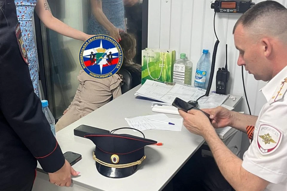 На Михайловской набережной в Новосибирске найден трехлетний ребенок. Фото: Спасатели МАСС