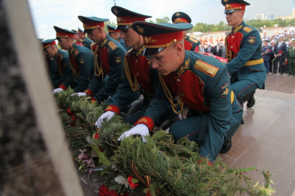 Неизвестные срезали ленты на венках от России и Беларуси, возложенных в Дахау