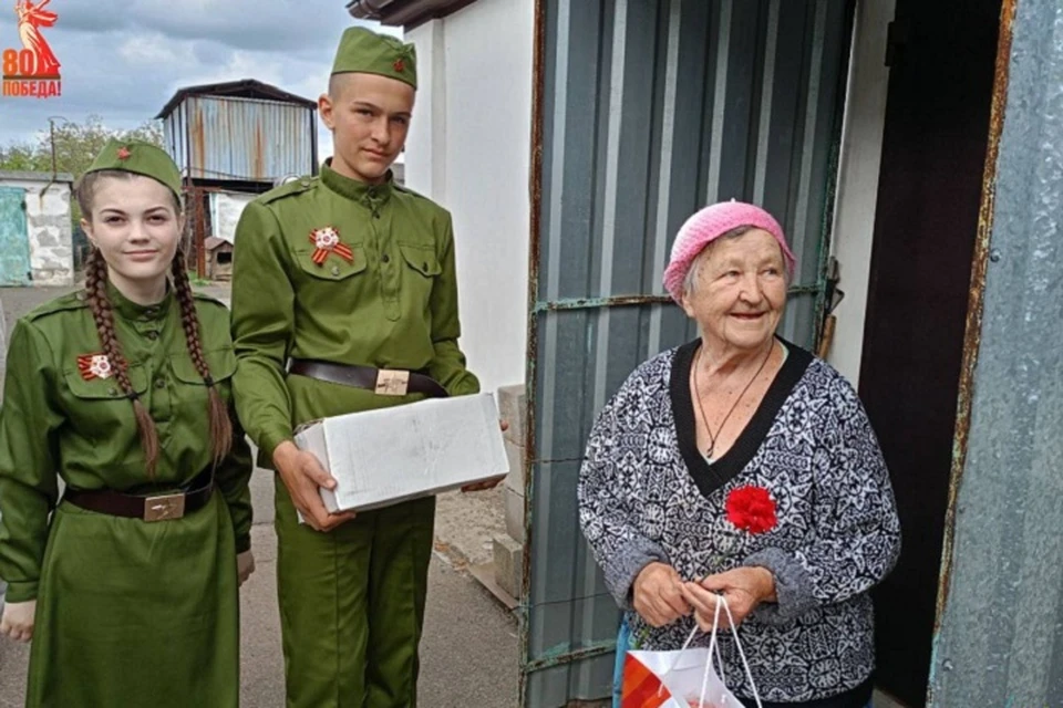 В честь 80-летия Великой Победы героям-ветеранам Волновахского округа ДНР передали от шеф-региона подарки и самые искренние поздравления. Фото: t.me/yamalryadom