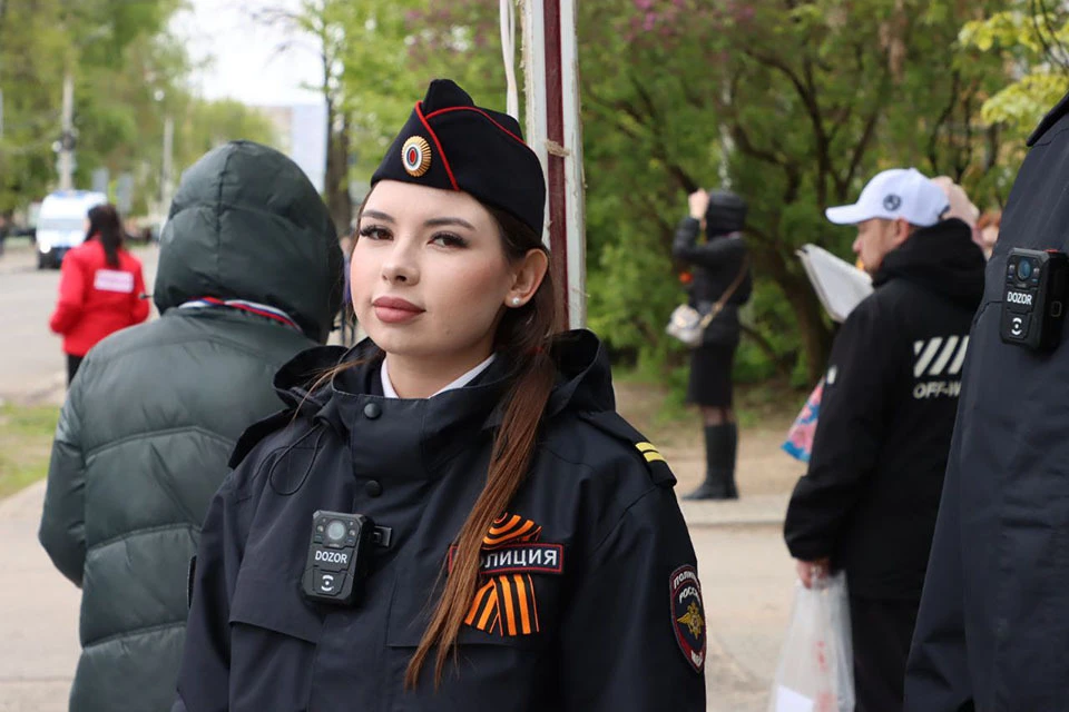 Сотрудница полиции на праздничных мероприятиях. Фото: пресс-служба УМВД по Тверской области