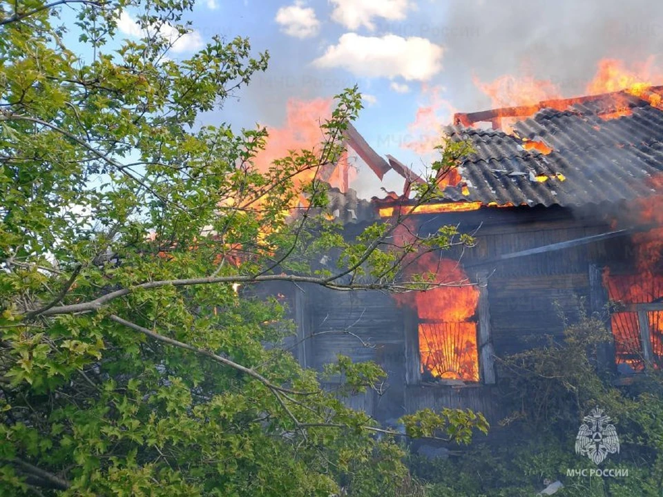 За минувшие сутки калужские спасатели 11 раз выезжали на тушение пожаров.