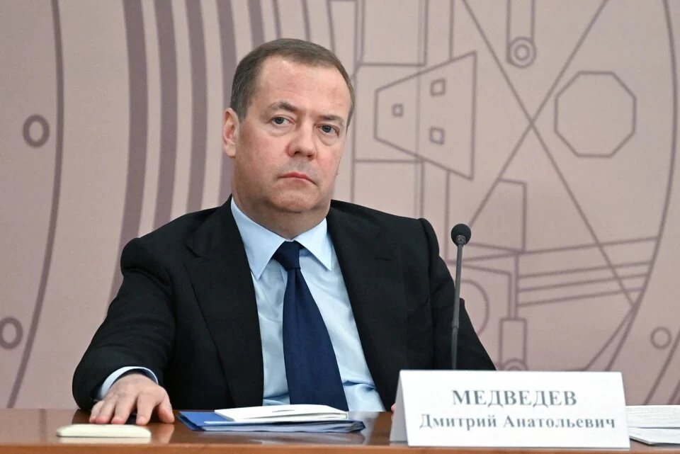 Медведев призвал Зеленского вспомнить высказывания о параде Победы в Москве