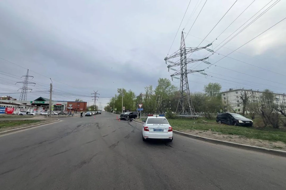 ДТП произошло 10 мая около 17:35 в районе дома №225 на улице Розы Люксембург. Фото: Госавтоинспекция Иркутска