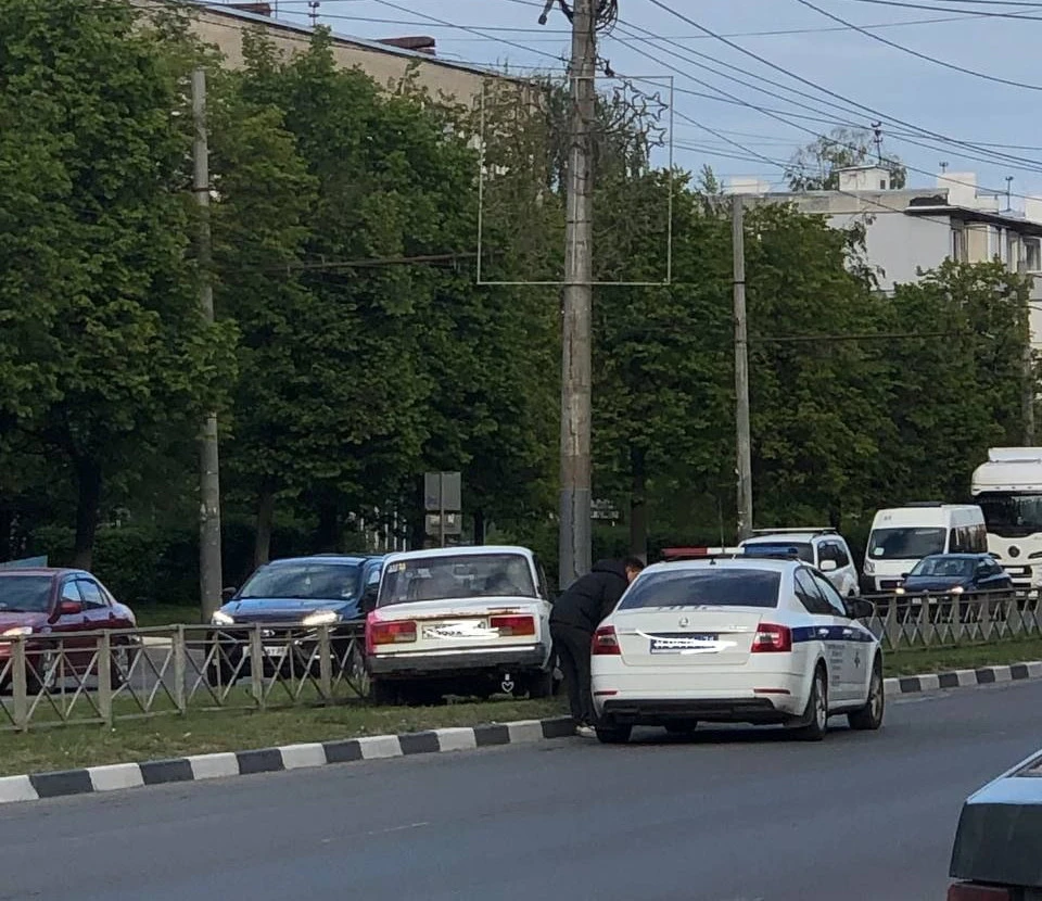 Отечественная автоклассика протаранила ограждение на улице Ложевой в Туле. Фото: "Тула Жесть".