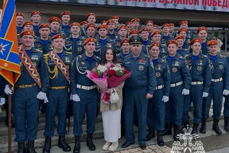 Он подошел к будущей невесте сразу после того, как его расчет окончил маршировать.