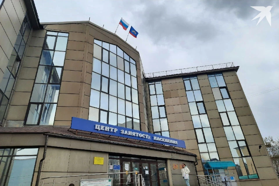 Зарплата рассчитывается в размере не ниже МРОТ с учетом районного коэффициента и процентной надбавки за стаж работы в районах Крайнего Севера.
