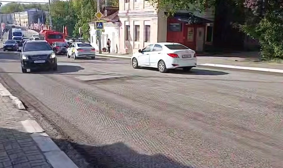 В Калуге сняли асфальтовое покрытие на улице Пушкина.