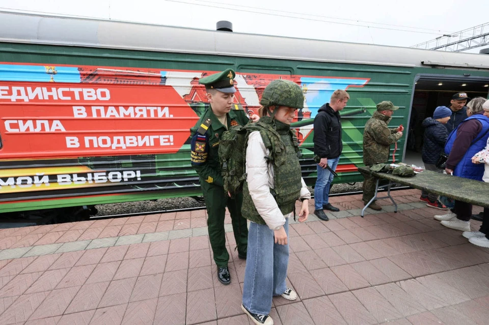 Ребятам дали возможность примерить настоящее боевое снаряжение. Фото: Дмитрий Куткин
