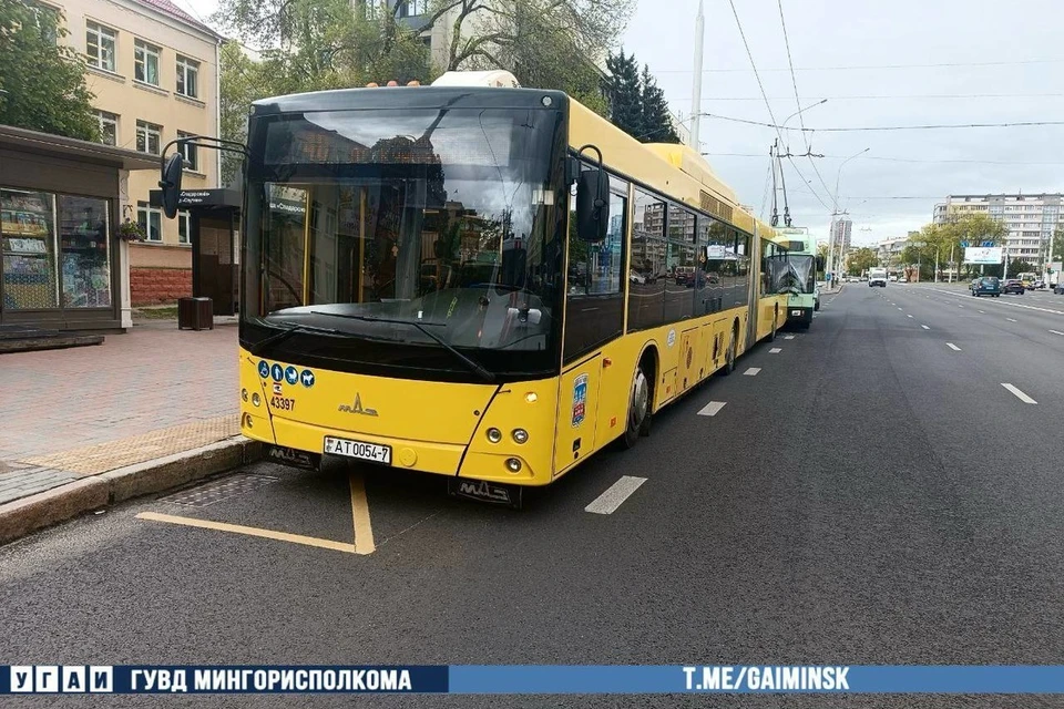 В Минске случилось ДТП с участие троллейбуса и автобуса. Фото: телеграм-канал УГАИ ГУВД Мингорисполкома