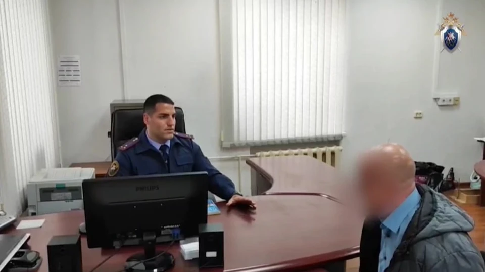 Глава района и раньше попадал в поле зрения следствия — его отстранили от должности и арестовали по другому уголовному делу о превышении полномочий.