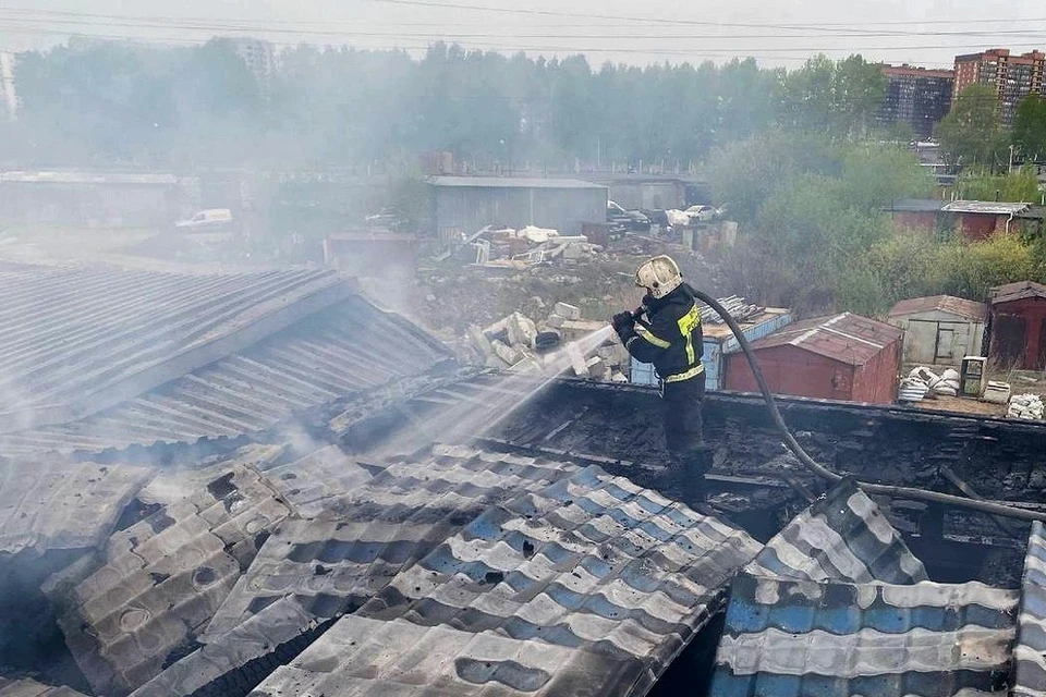 В Новосибирске загорелся цех по изготовлению корпусной мебели. Фото: ГУ МЧС по Новосибирской области