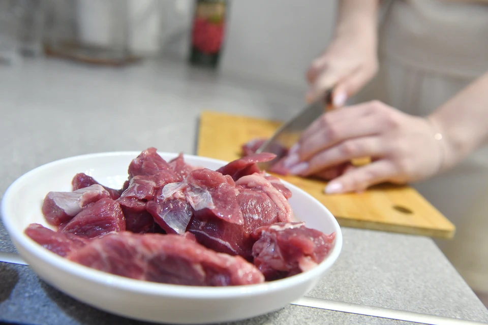Мясную продукцию "Петелинки" проверят после сообщений о сальмонелле в фарше.