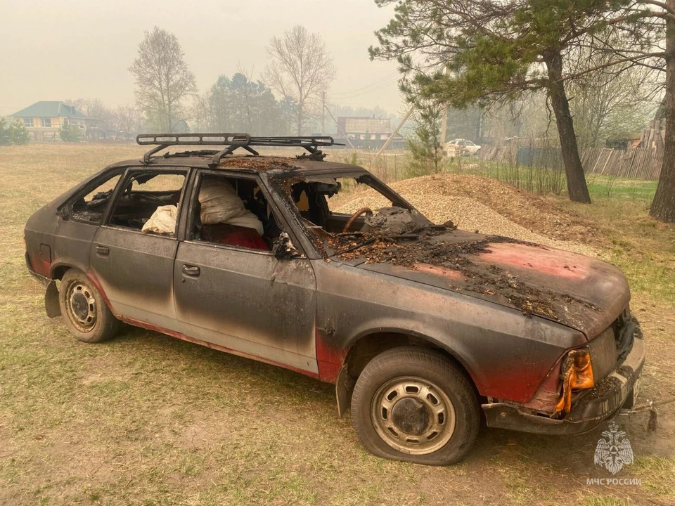 Пожар ликвидировали, в результате сгорели машина и гараж. Фото: пресс-служба МЧС России по Амурской области